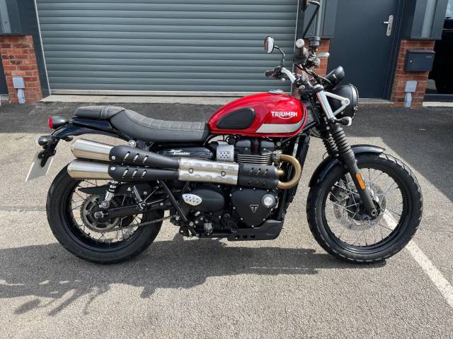 Triumph Street Scrambler STREET SCRAMBLER Roadster/Retro Petrol Red